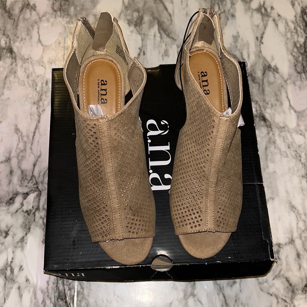 NWT A.N.A Beige Size 7.5M 2.5" Wedge heels